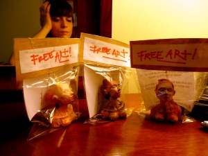 selfie grenpoint brooklyn USA freeartfriday freeart thestreetisourgallery FAF project proyecto little sculptures women heads cabeza mujeres city ciudad freeart