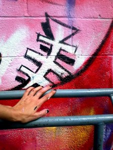 hand mano montacargas manlift woman mujer USA SAUS streetartunitedstates wall wallpainting streetart urbanart mural muralpainting massachusetts boston USA unitedstates unitedstatesofamerica eastboston harbor shipyard marina thestreetisourgallery