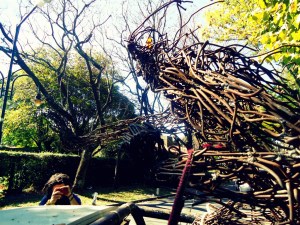 weld welding melt melting soldar soldadura metal metallic art arte sculpture escultura male hombre man van camioneta moving mudanza