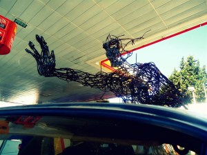 weld welding melt melting soldar soldadura metal metallic art arte sculpture escultura male hombre man van camioneta moving mudanza