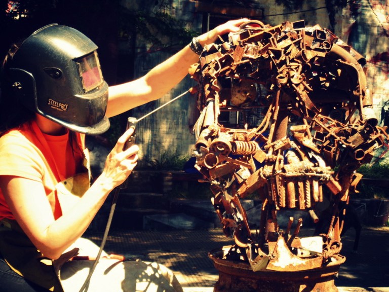 Mariana De Marchi soldando en baja